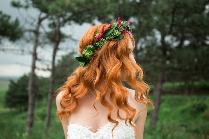 Bruidskapsel met bloemenkroon Bruidskapsel met bloemenkroon
