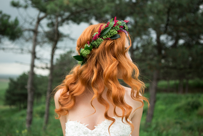 Bruidskapsel met bloemenkroon