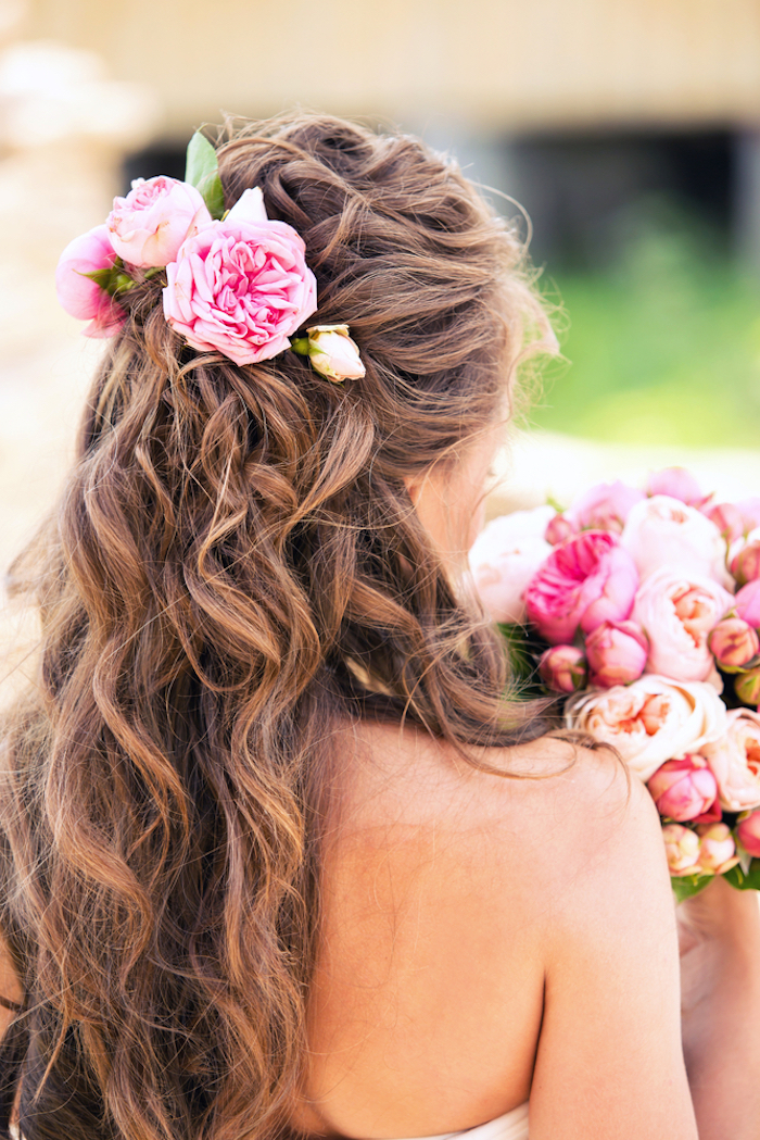 trouwkapsel half opgestoken met bloemen