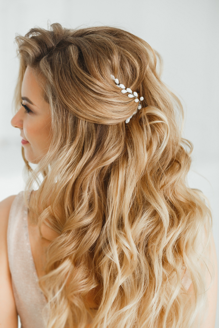 trouwkapsel lang haar met haarjuweel en krullen trouwkapsel lang haar met haarjuweel en krullen